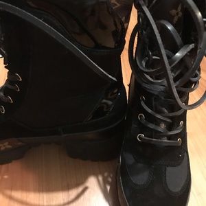🎉LOUIS VUITTON WOMENS COMBAT BOOTS 🎉